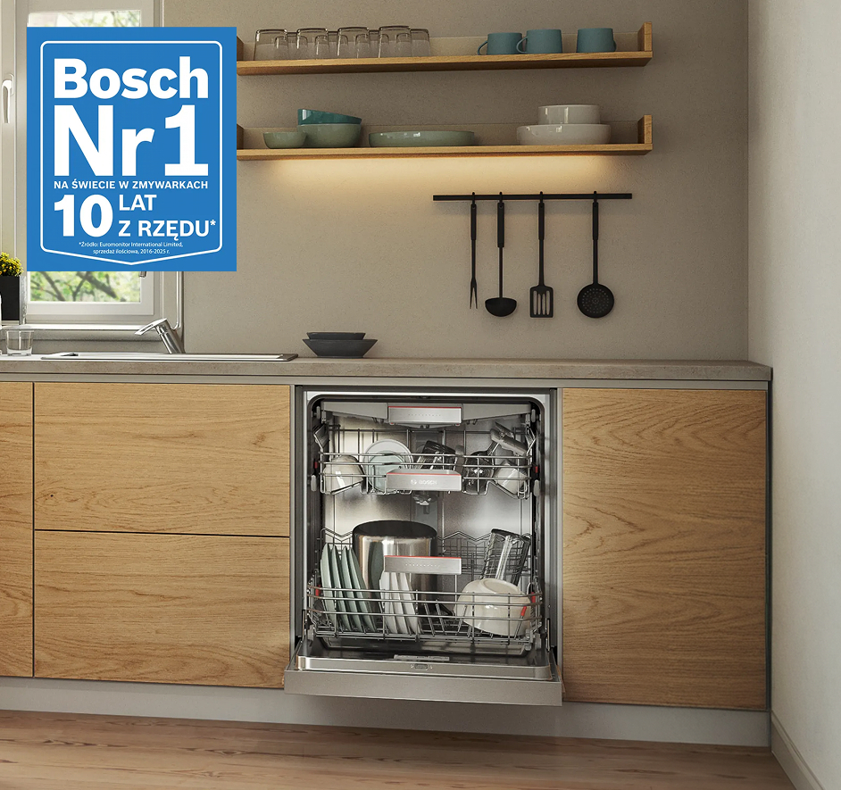 Otwarta, zabudowana zmywarka Bosch z widocznym, załadowanym wnętrzem w nowoczesnej kuchni z drewnianymi frontami. W lewym górnym rogu znajduje się niebieska grafika promocyjna Bosch z napisem 'Nr 1 na świecie w zmywarkach 10 lat z rzędu'.